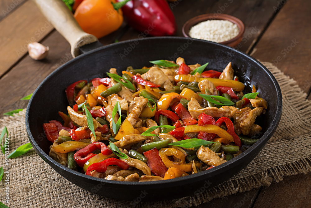 Stir fry chicken, sweet peppers and green beans